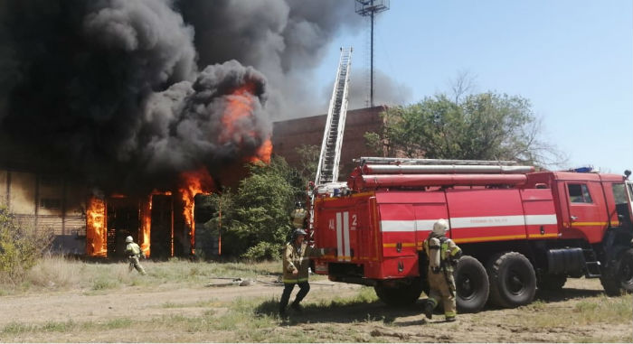 В Астрахани крупный пожар, горит троллейбусный парк