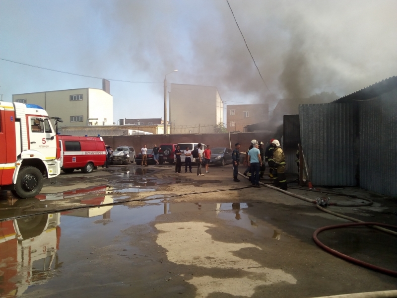 В Астраханской области рано утром сгорела автомастерская