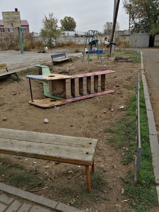 Коммунальные службы разворотили детскую площадку в Астрахани