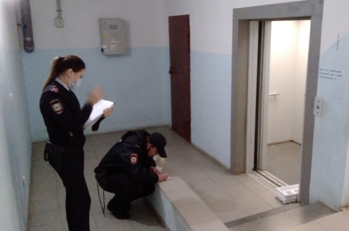 В Астрахани полицейские спасли семью с детьми, застрявшую в лифте
