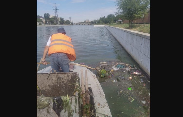 Астраханцы выбрасывают в каналы велосипеды и мебель