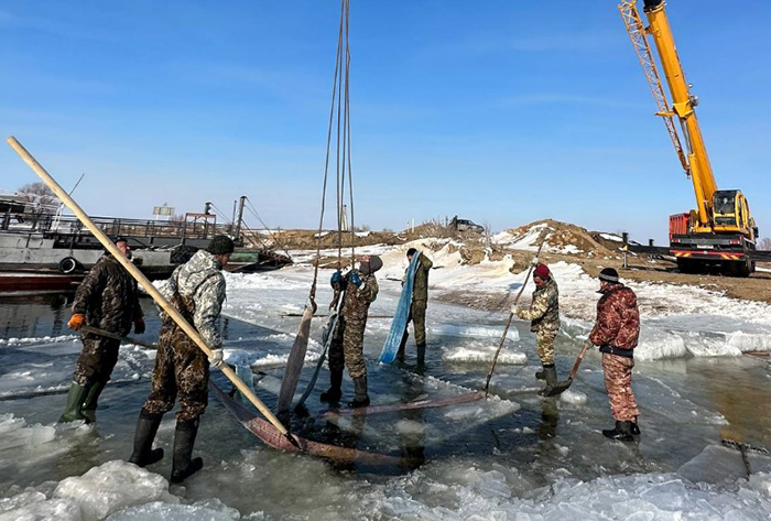 Спасатели шесть дней прорубали путь во льдах к астраханскому селу