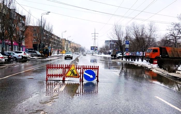 В Астрахани прорвало магистральный трубопровод возле парка «Аркадия»