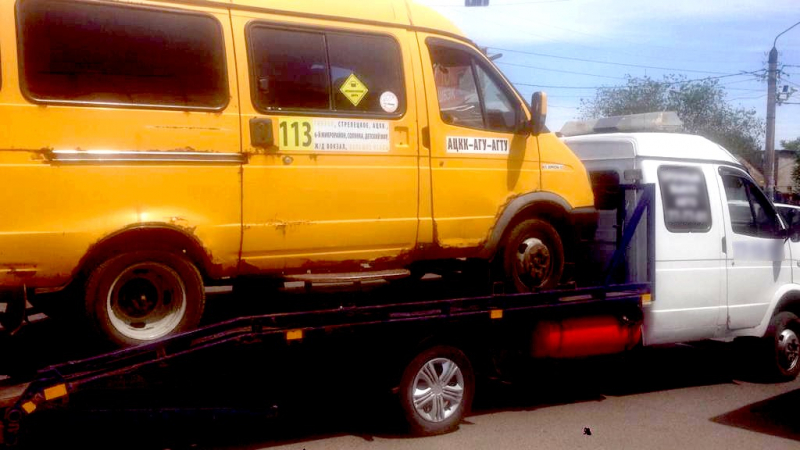 Астраханские маршрутки настолько суровы, что развозят пассажиров с неисправным рулем  