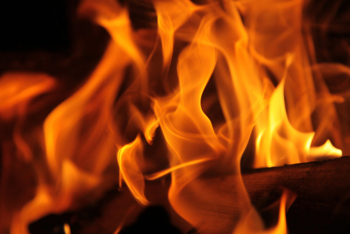 В Ленинском районе Астрахани сгорела квартира: пострадал мужчина