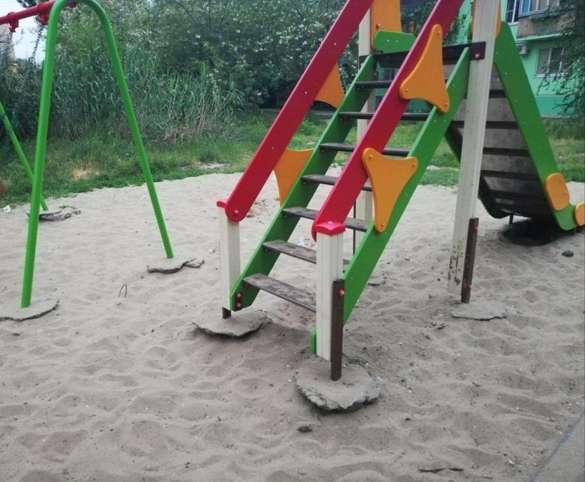 В одном из дворов Астрахани появилась опасная детская площадка