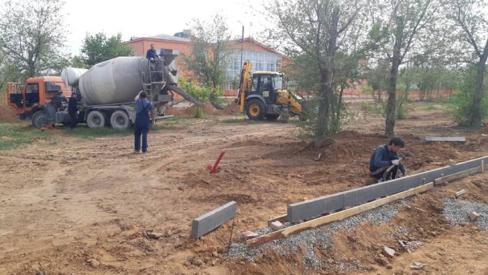 В Астрахани полным ходом благоустраивают сквер Коновалова