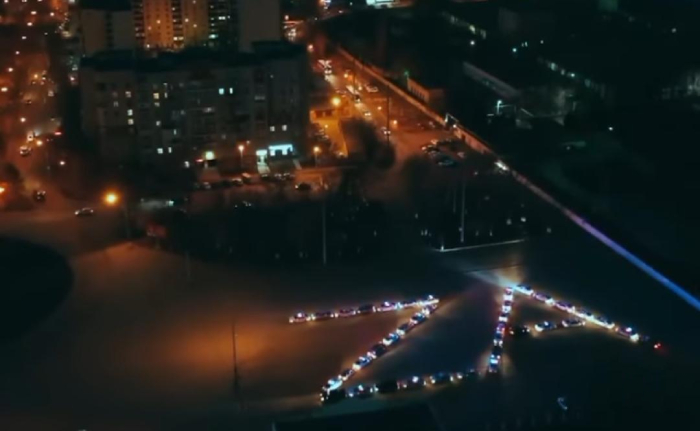 Астраханцы выстроили из автомобилей символ "ZA": видео
