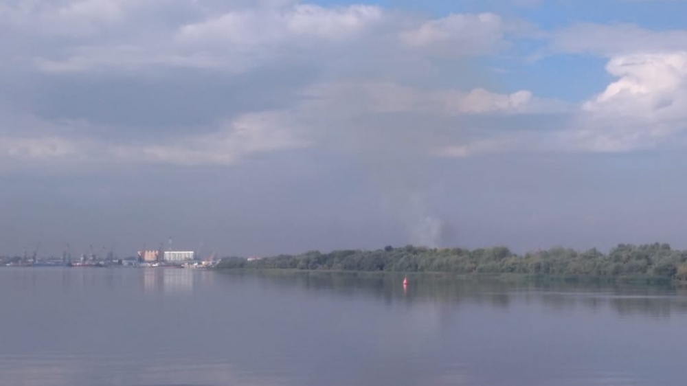 В Астрахани пылает городской остров