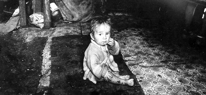 В Астрахани трое детей жили в грязи и голоде из-за принципов матери