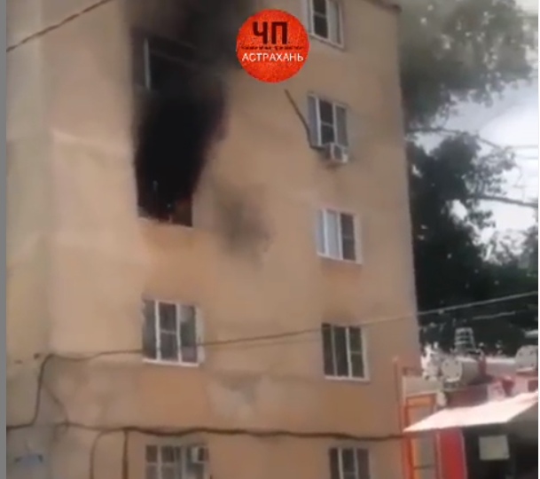 В Астрахани засняли крупный пожар в квартире