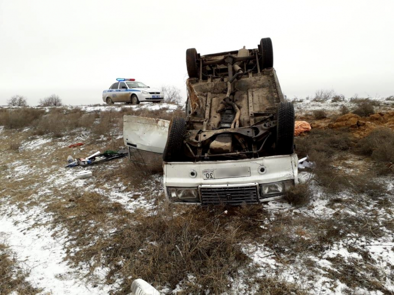 Астраханские полицейские вытащили водителя из перевернувшегося автомобиля