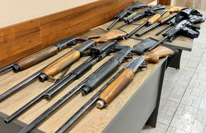 Сотрудники астраханского управления Росгвардии передали более 30 единиц гражданского оружия в зону СВО