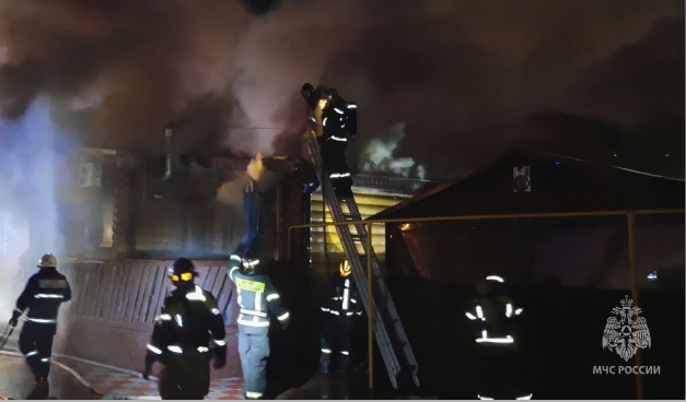 На проезде Аэропортовский в Астрахани сгорела большая баня