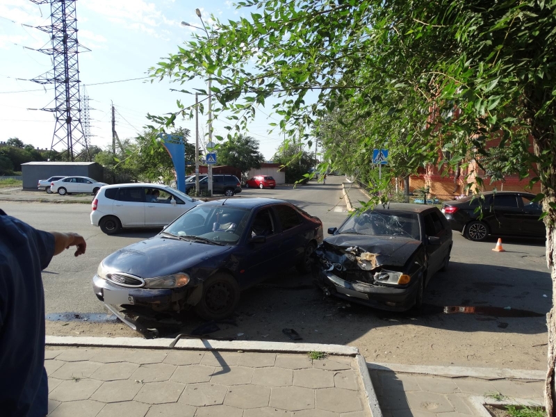 В Астрахани иномарка и отечественная легковушка не поделили дорогу