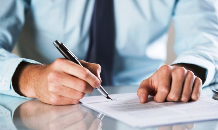 Директор астраханской стройфирмы реализовал более ста квартир вдвое дешевле рыночной цены