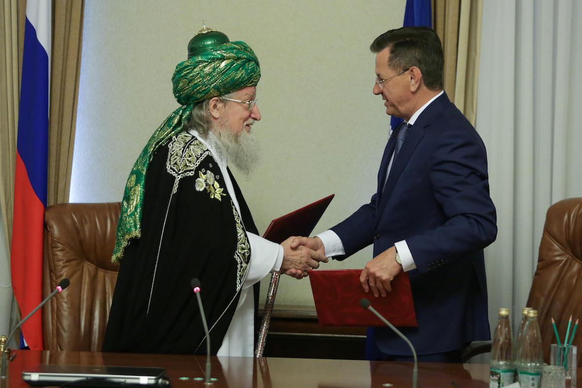 Астраханский губернатор получил медаль "Восхваление и слава"