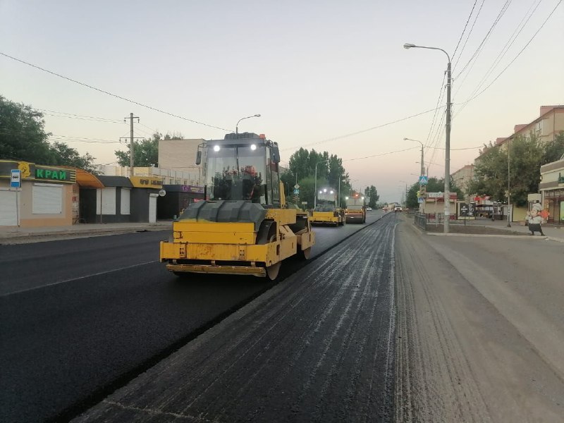 На улице Адмирала Нахимова в Астрахани начали укладывать асфальт