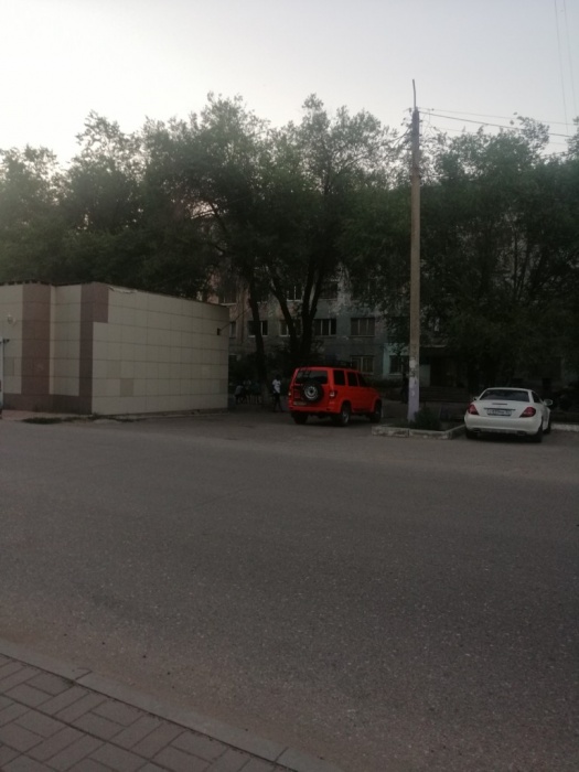 В Ленинском районе Астрахани безумный мужчина пугает людей 