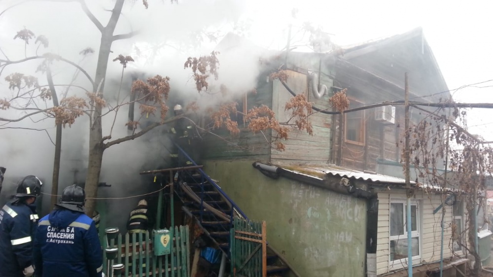 Астраханцы, у которых вчера сгорел дом, просят помощи