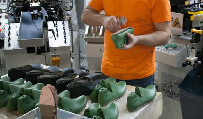 В Астрахани пытались навариться на обуви для детей-инвалидов