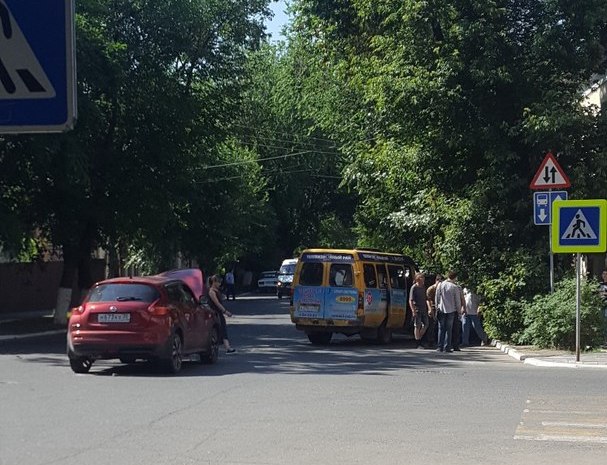 В Астрахани из-за водителя маршрутки пострадали 3 женщины и 3 иномарки