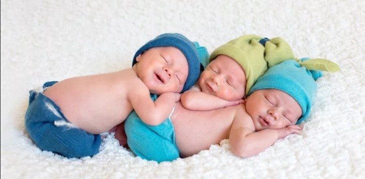 В астраханском роддоме первых в этом году тройняшек выхаживают по методике Кенгуру