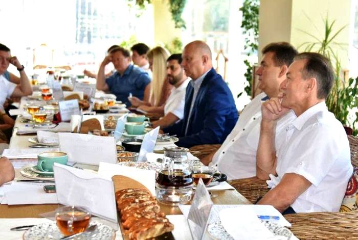В Астрахани упростят процедуру открытия летних кафе