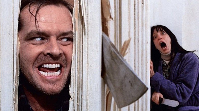 В Астрахани задержан неадекватный мужчина с топором, который предлагал людям выпить