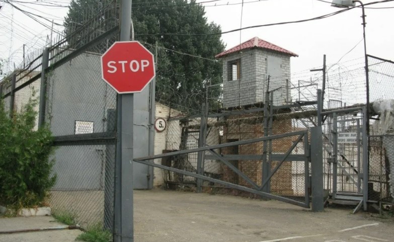 Сотрудник астраханской колонии вступил с осужденным во внеслужебные отношения