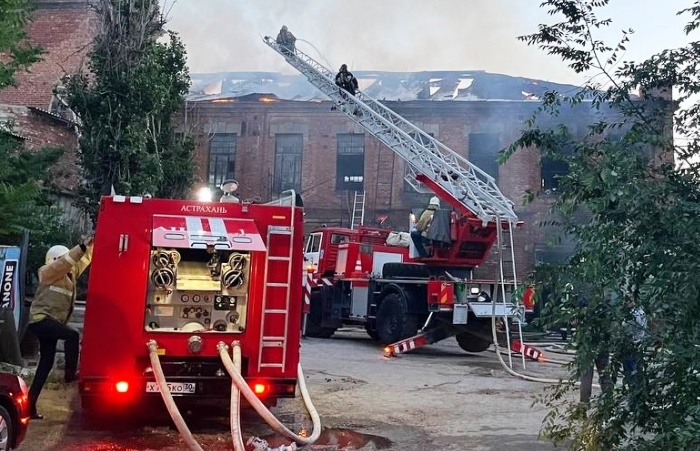 Вечером на южной окраине Астрахани почти два часа тушили крупный пожар в нежилом доме