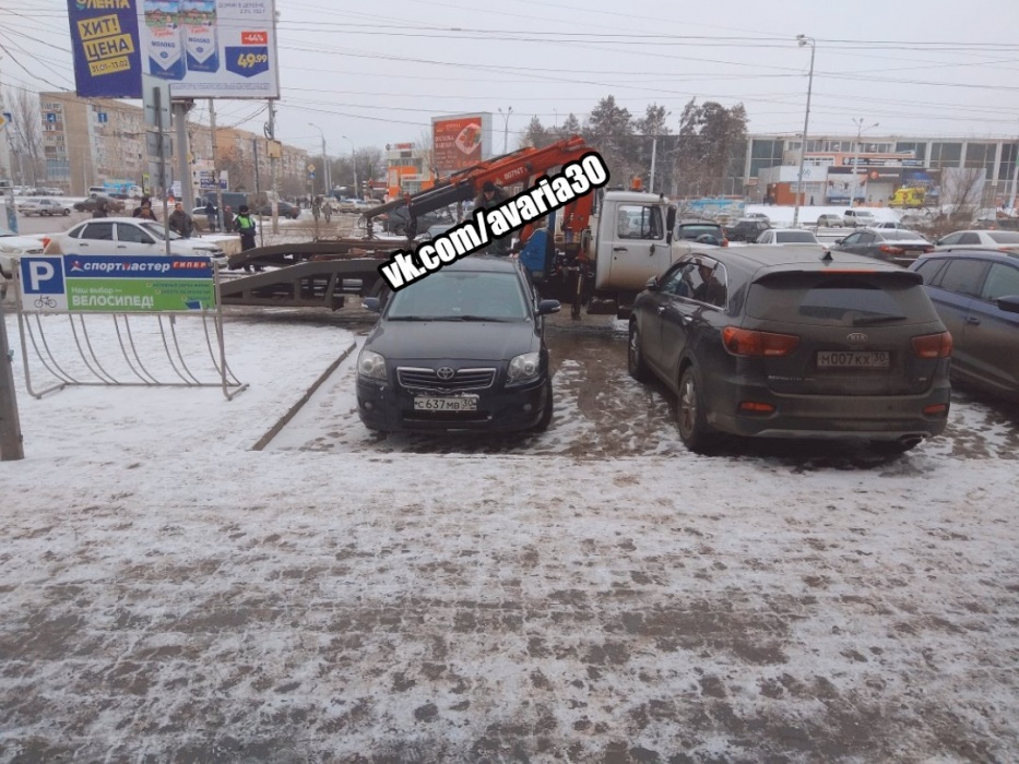 Возле ТРЦ Астрахани снова эвакуируют автомобили