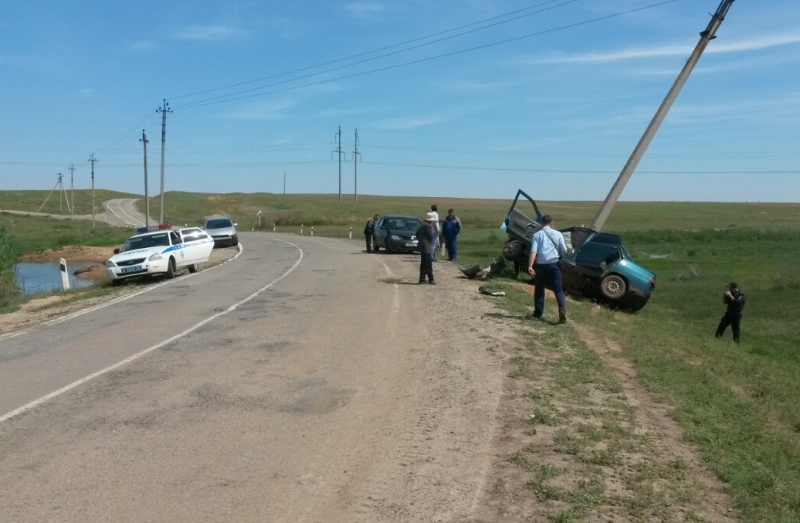 ДТП под Астраханью: два человека погибли, сельчане остались без света