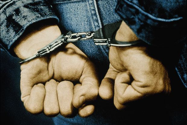 Астраханец украл из магазина дорогую туалетную воду, чтобы подарить возлюбленной