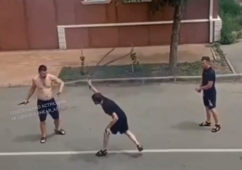 Подробности астраханского Мортал Комбата: мужчина с ножом задержан и доставлен в отделение полиции