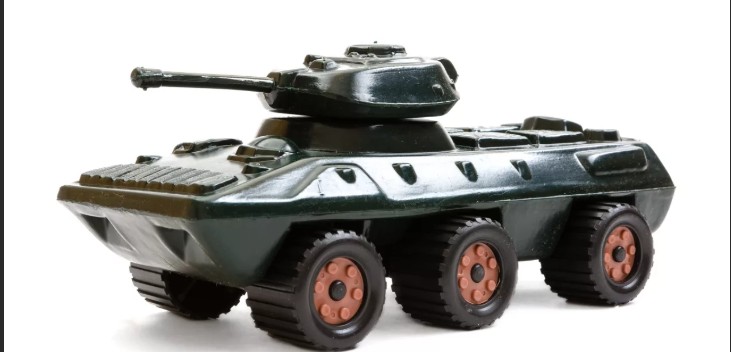 Куда уходит детство: 51-летний астраханец пытался украсть из магазина игрушечные танки