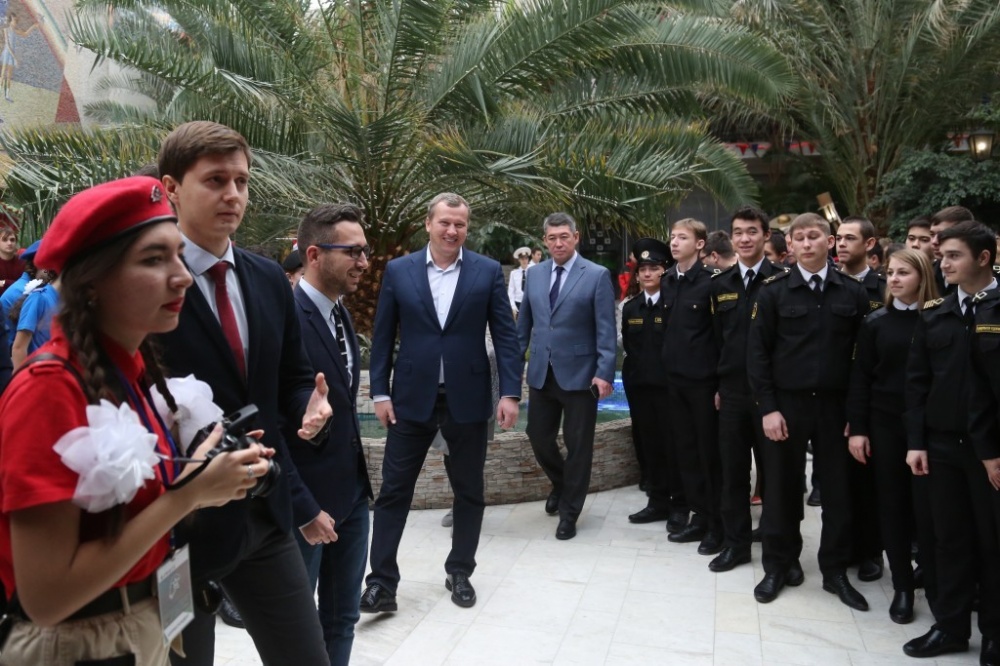 Сергей Морозов и дети: врио губернатора "забил чемпиону" и пообщался с юнармейцами