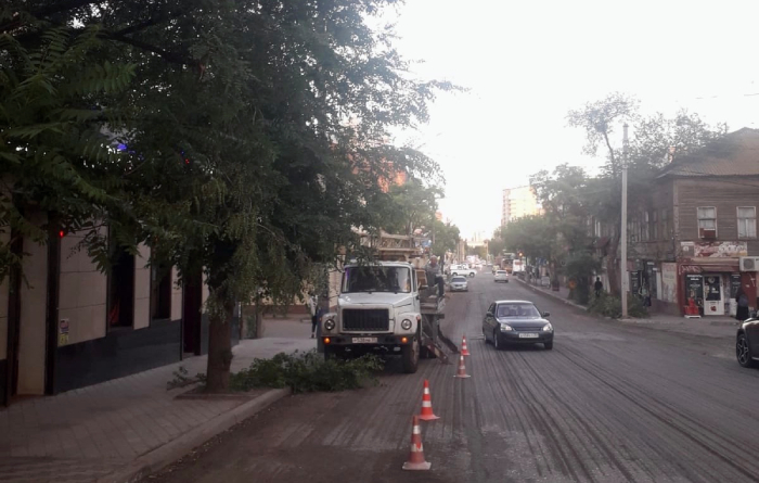 Вдоль ремонтируемых дорог в Астрахани спиливают деревья