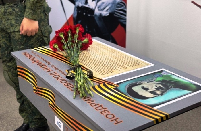 С начала года в астраханских школах установили более 20 парт героев ВОВ и СВО