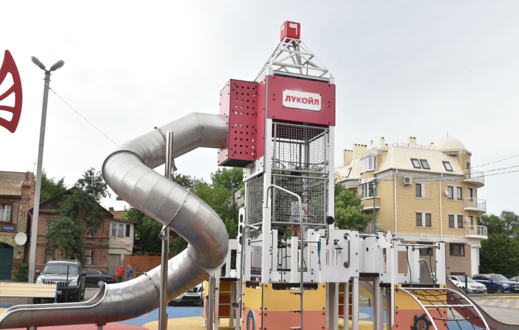 Изуродованную вандалами детскую площадку у Лебединки в Астрахани восстановят. На это потребуются миллионы