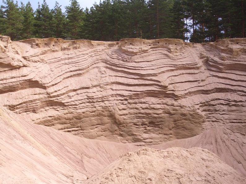 В Астраханской области трое подростков погибли из-за обвала грунта в песчаном карьере