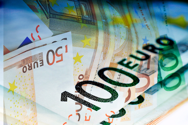ЦБ опустил курс евро ниже 75 рублей
