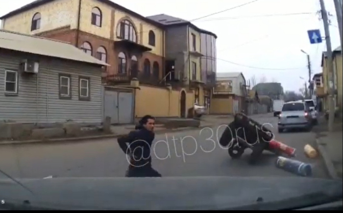 В Астрахани на Больших Исадах сбили грузчика с тележкой: видео 