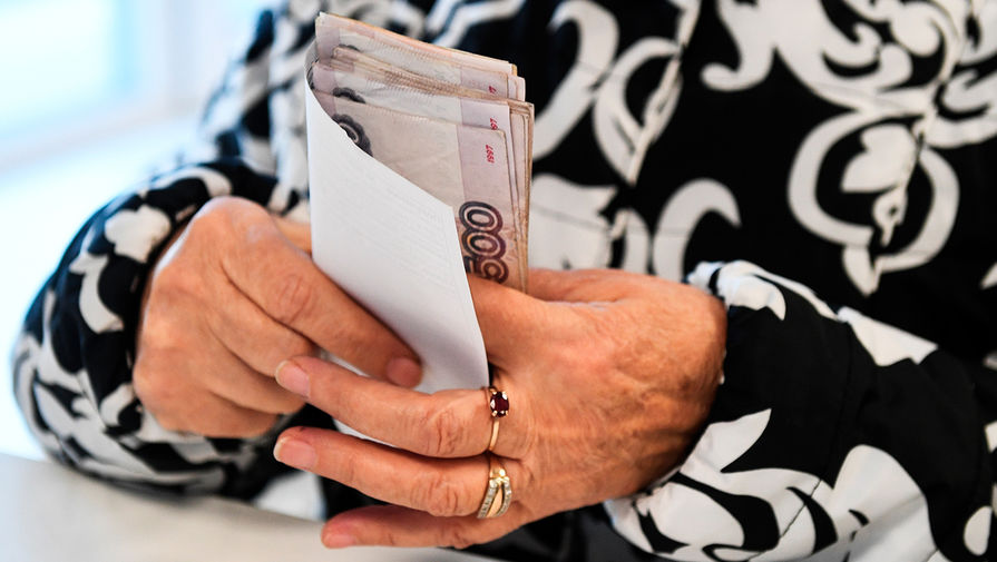 В сентябре пенсионеры получат по 10 000 рублей