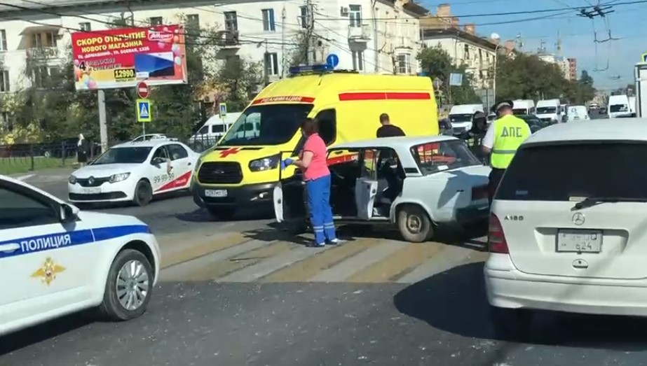 Утро началось не с кофе: на перекрестке Н. Островского-Боевая произошла серьезная авария 