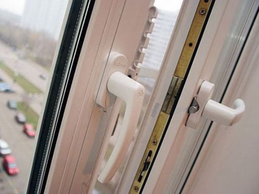 Астраханка, выпав из окна третьего этажа, разбилась насмерть