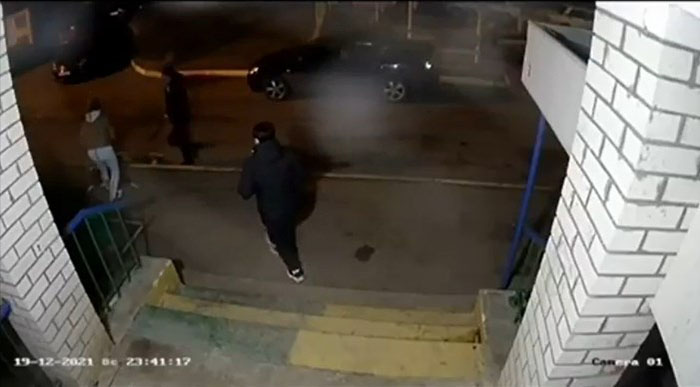 В Астрахани молодая пара жестоко забила собаку