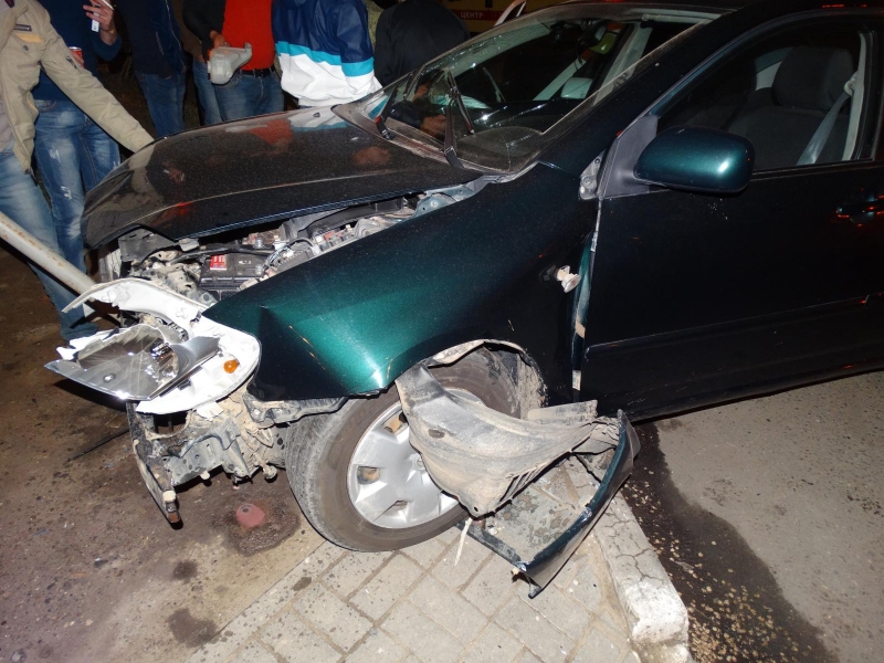 В Астрахани автомобиль протаранил на тротуаре дорожный знак