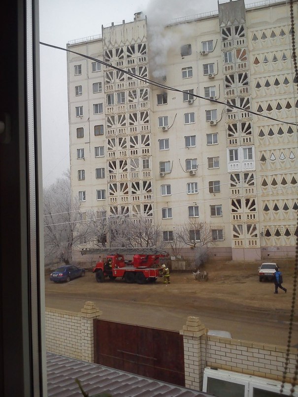 В Астрахани произошел пожар в 9-этажном доме: спасатели эвакуировали более 30 человек