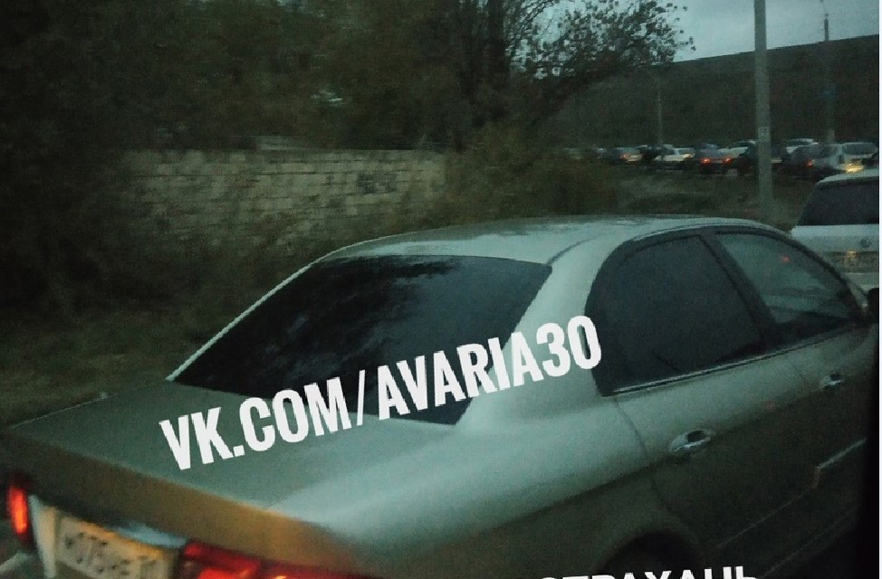 Старый мост в Астрахани вновь мается в пробках из-за ям